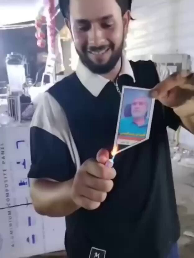 Asaad_Al_basri's tweet image. عندما دخلنا مرقد أمير المؤمنين علي بن أبي طالب كان هناك رجل يصلي في ركن بعيد ثيابه من حطام الدنيا كأنه تقصد أن يلبس كالفقراء أبو مهدي سلمنا عليه فرحب بالجميع بهدوئه المعهود.
حين صافحته كانت يده كبيرة وثقيلة ولما نظرت اليه كانت عيناه تتفحصانني كأنه يعرفني فماذا يمكن أن يكون…