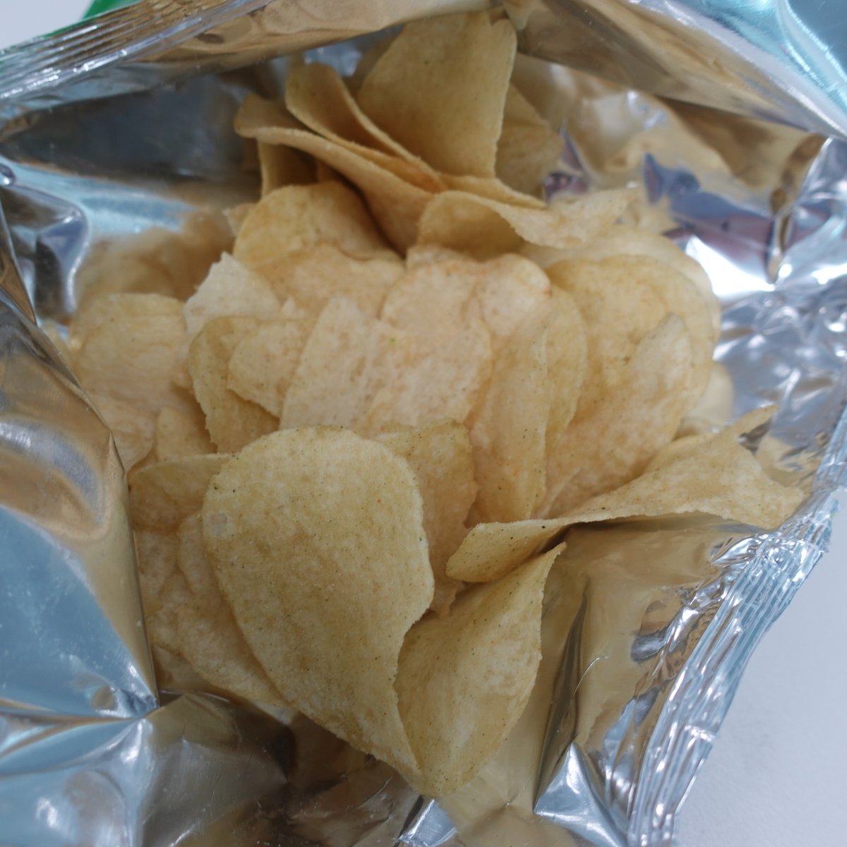 totheno1's tweet image. 농심 크레오파트라 포테토칩 솔트앤와사비(1,700원)짭조름 고소한 감자칩과 알싸매콤 와사비 조합이 매력적인 과자, 짭조름 매콤 자극적인 맛이라 맥주안주로 먹으면 딱 좋다
blog.naver.com/totheno1/22394…