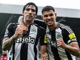 LeeDForster's tweet image. If that first half tells us anything, it’s that we absolutely must start the season with a centre forward worthy of playing in front of these two.

#NUFC ⚫️⚪️⚫️⚪️