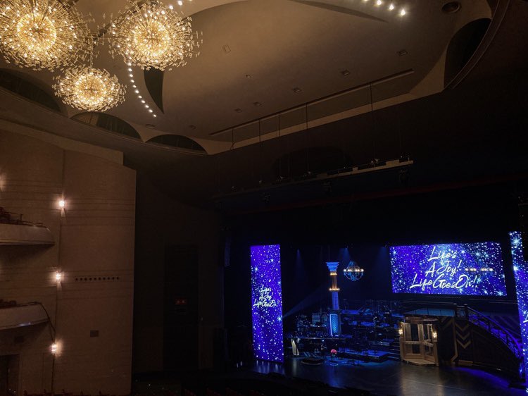 Maury80_umeda20's tweet photo. ＼祝🎉 全公演完走✨／

モーリー・イェストン生誕80周年記念コンサート
『Life’s A Joy! Life Goes On!!』

本日、東京・大阪の全6公演が無事に幕を下ろしました。
ご来場、そして配信でご観劇いただいた皆さま、本当にありがとうございました！✨

「人生は喜びであり、そして人生は続いていく」——

モーリー・イェストンの音楽を愛するすべての皆さまへ。
いつかまた、どこかでお会いできますように！🎵
#モーリーコン #モーリー梅芸コン #うめげい20周年