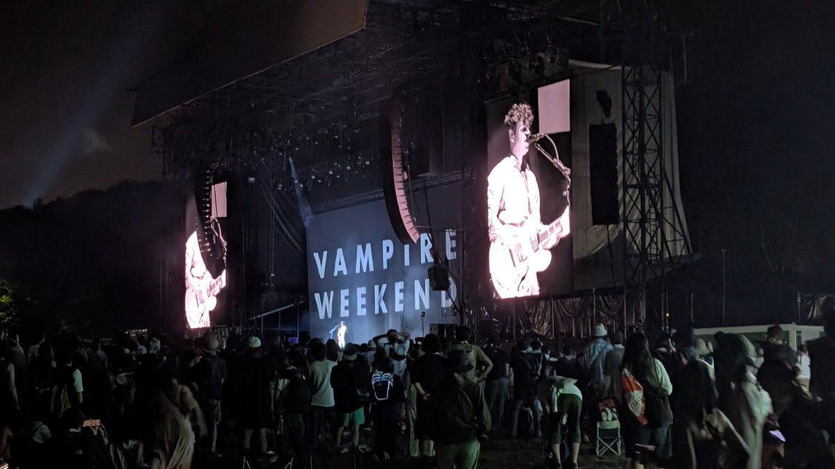 hello_m_hamp's tweet image. #fujirock #フジロック
「タダイマ、フジロック!」
エズラはそう言って、3年ぶりに「our favorite festival」にまた出演出来ることへの感謝を述べて、あの時まだ制作中だったニューアルバムの曲を中心に、GREENヘッドライナーとしての安定感を轟かせてる