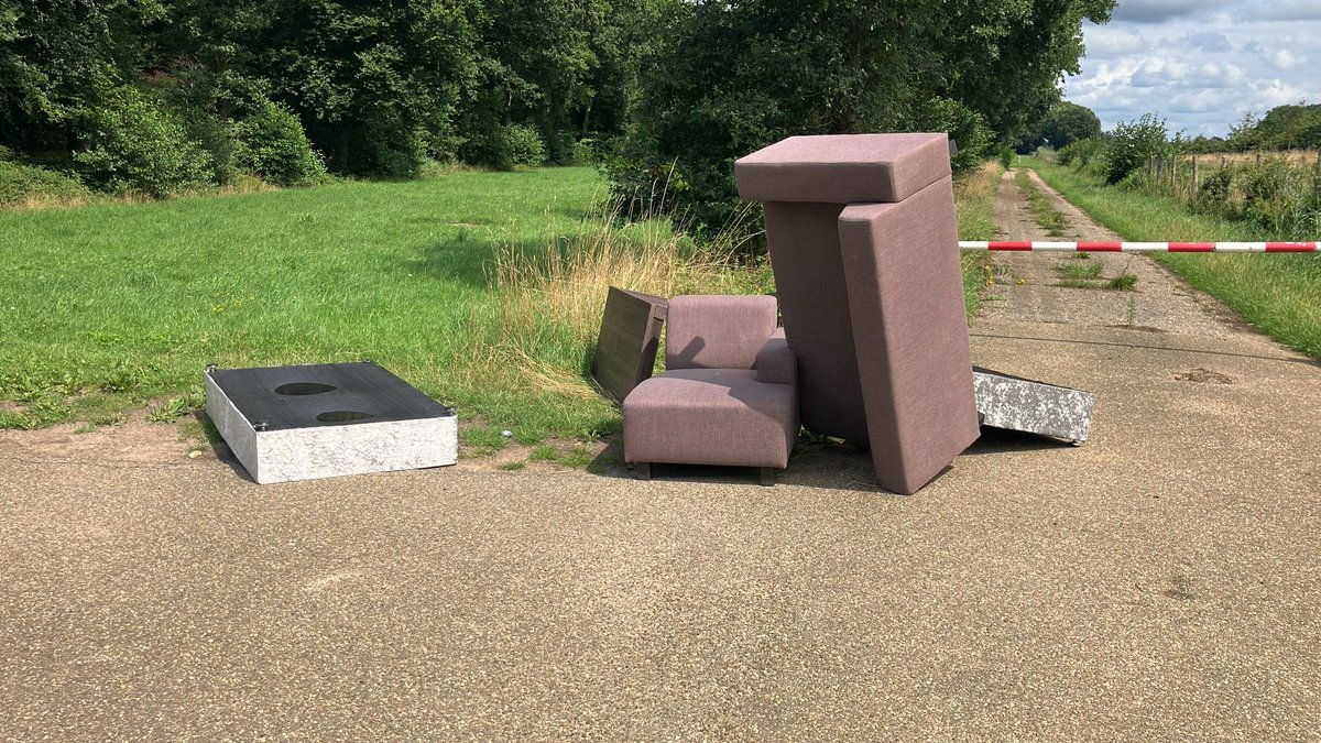 Geertjan Kloosterboer (@geertjan_oxe) on Twitter photo Ah, dus je bent uitgekeken op je bank en tafeltje.
Dat kan natuurlijk.
Maar om deze gewoon van je af te flikkeren slaat natuurlijk echt helemaal nergens op 😡
<a href="/DeventerGem/">Gemeente Deventer</a>
<a href="/DeventerPol/">Milieu en dierenagent Leontine</a> Ah, dus je bent uitgekeken op je bank en tafeltje.
Dat kan natuurlijk.
Maar om deze gewoon van je af te flikkeren slaat natuurlijk echt helemaal nergens op 😡
<a href="/DeventerGem/">Gemeente Deventer</a>
<a href="/DeventerPol/">Milieu en dierenagent Leontine</a>