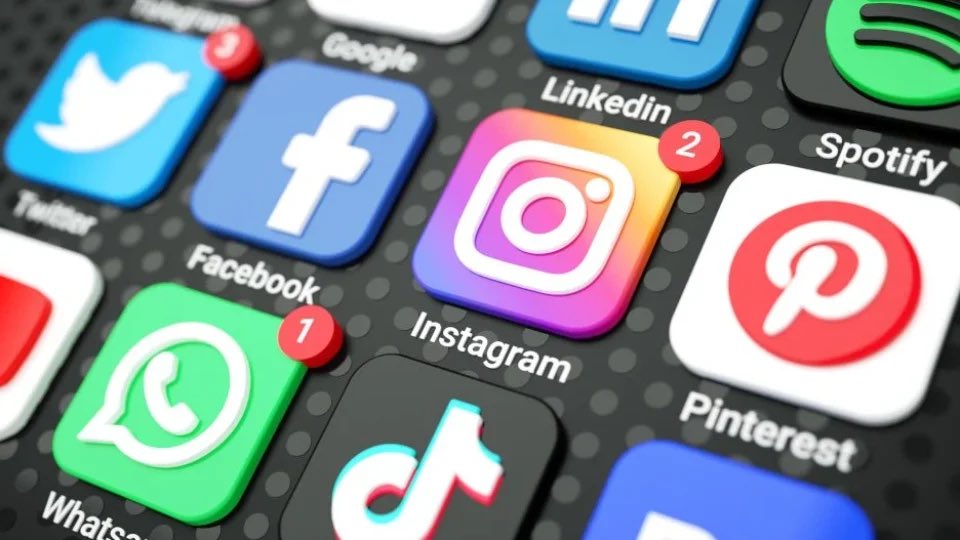 A estratégia das "big techs" é explorar o mercado mundial sem se submeter a Leis, apelando para um inexistente "mundo virtual". É preciso por essas atividades nos trilhos, exigindo dessas empresas o mesmo que se exige de todas as outras. E isso não tem NADA a ver com censura.