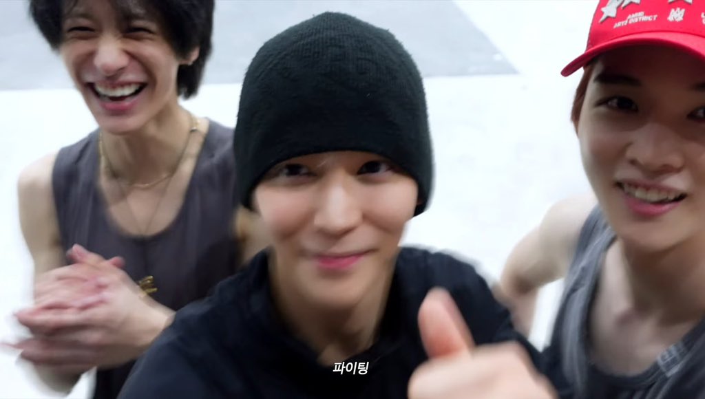 e1d8r's tweet image. หมา 2 แมว 1