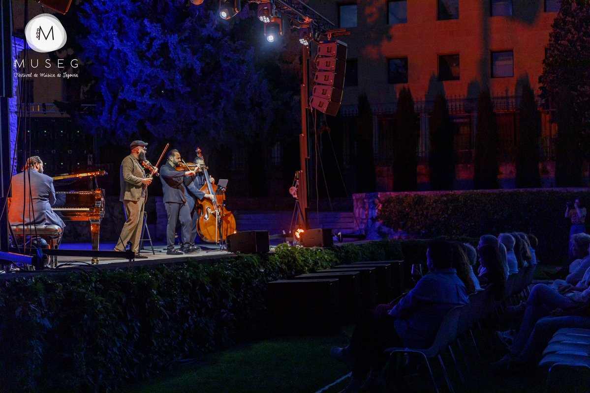 🎻Anoche, el Jardín de los Zuloaga vibró con el Janoska Ensemble. Su Janoska Style fusionó clásica, jazz, pop y más, creando una experiencia única. ¡Una noche llena de energía, sorpresas y magia!
