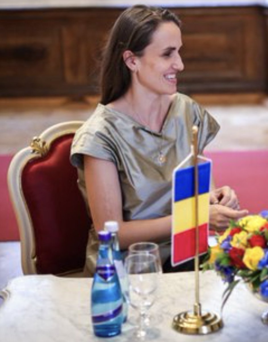 derapaje's tweet image. Daca aveti ursi in sat, puneti la intrare aceasta poza cu @oana_toiu! Urmariti-ma pentru mai multe sfaturi de vanatoare!