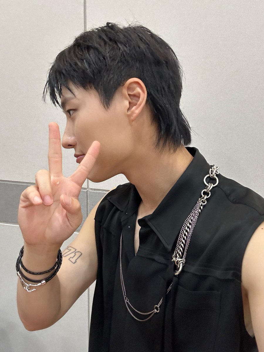 [📷]
250727 2025 SBS 가요대전 Summer

아니 오늘 우즈 드라우닝 무대 보고 궁전 가다가
쥐 올라올 뻔한 거 야옹해서 살았다.
오늘도 무대를 찢어버린 우즈에게
🧡더 깊이 빠져들기 완료💙

#WOODZ #우즈 
#2025SBS가요대전Summer