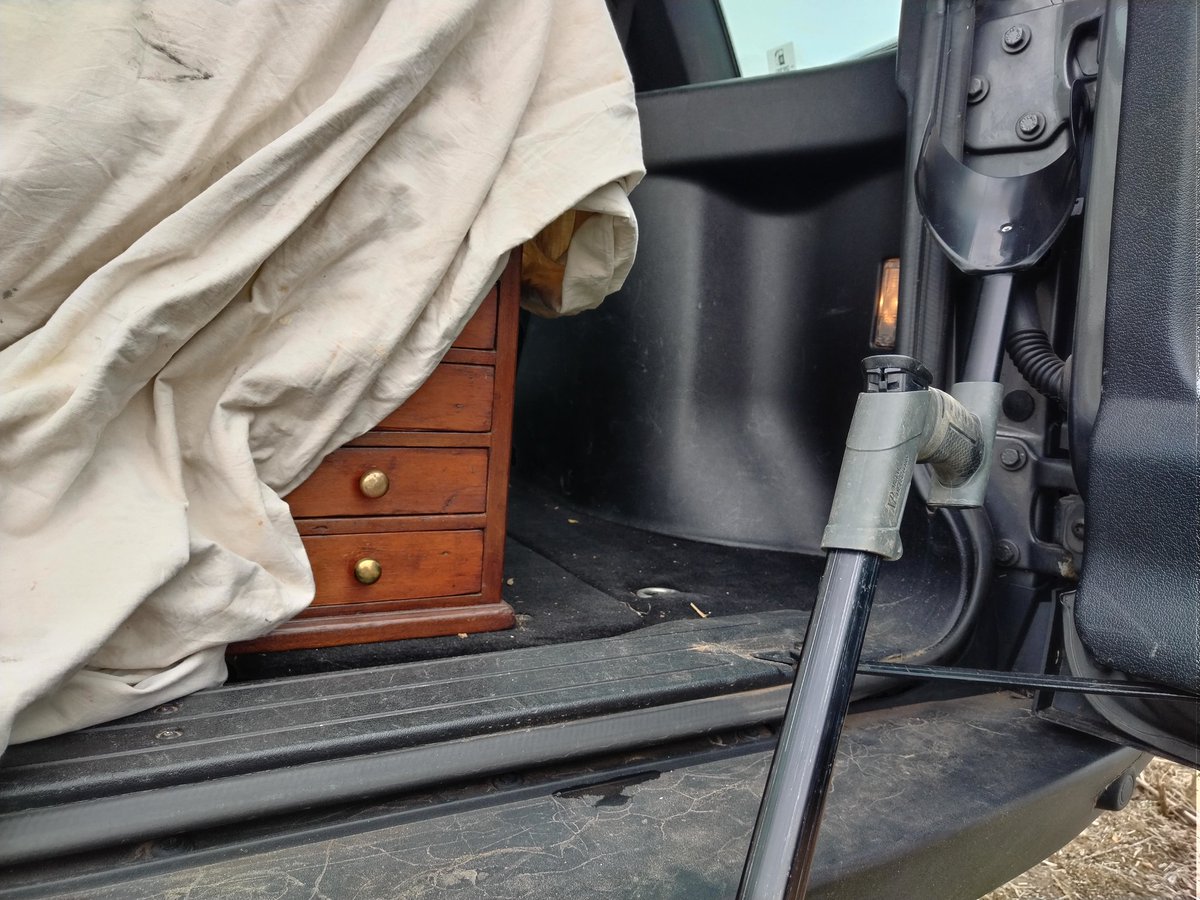 SDetectorist's tweet image. Rained off earlier, so went for lunch, and also bought something rather nice from the nearby antique centre 🤗
Back in the field now 😁