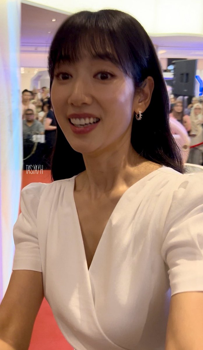 tasyayh's tweet image. Met both my favs during my bday month? My heart is full, thanks July 🥹🍰🌷

#JungYongHwa #정용화 #ParkShinHye #박신해