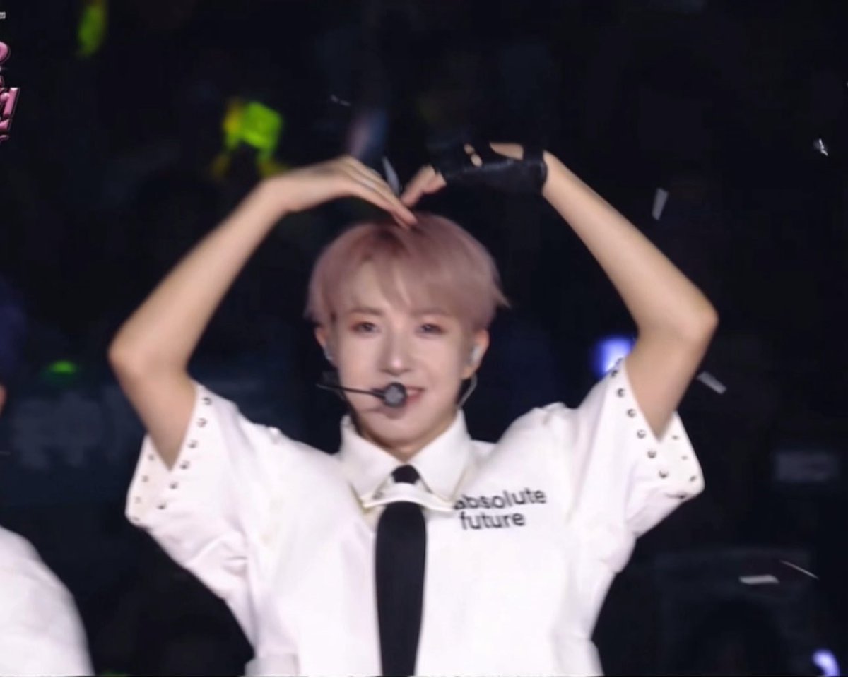 HRJFEED's tweet image. giant #renjun heart caught on camera! 🦊💗