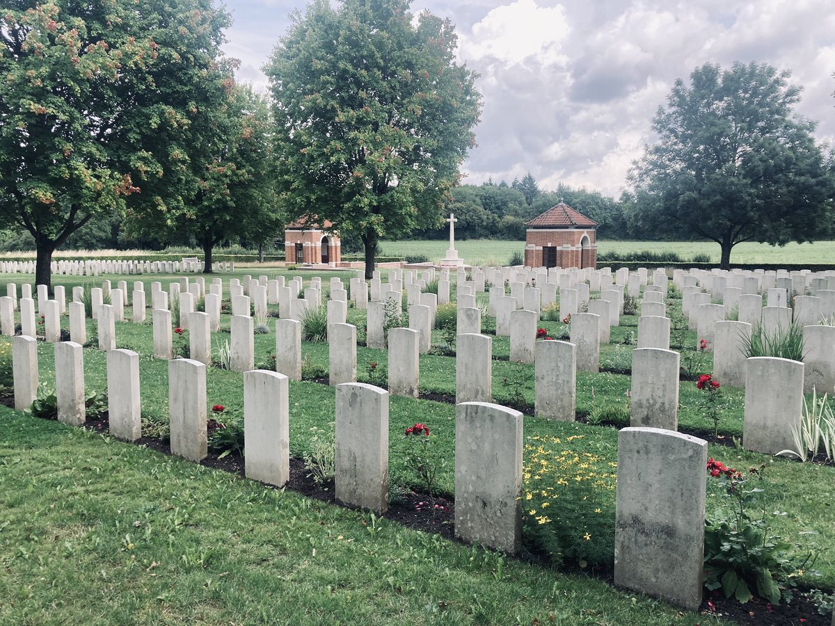 KJvanWijk's tweet image. “Daddy of Peter
I’ll walk beside you.”
De 668 van Hotton War Cemetery.
#WachtAmRhein #BattleOfTheBulge