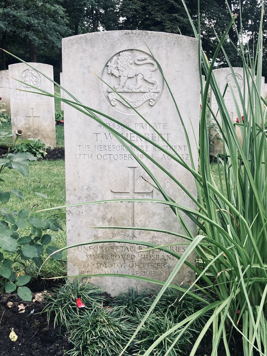 KJvanWijk's tweet image. “Daddy of Peter
I’ll walk beside you.”
De 668 van Hotton War Cemetery.
#WachtAmRhein #BattleOfTheBulge