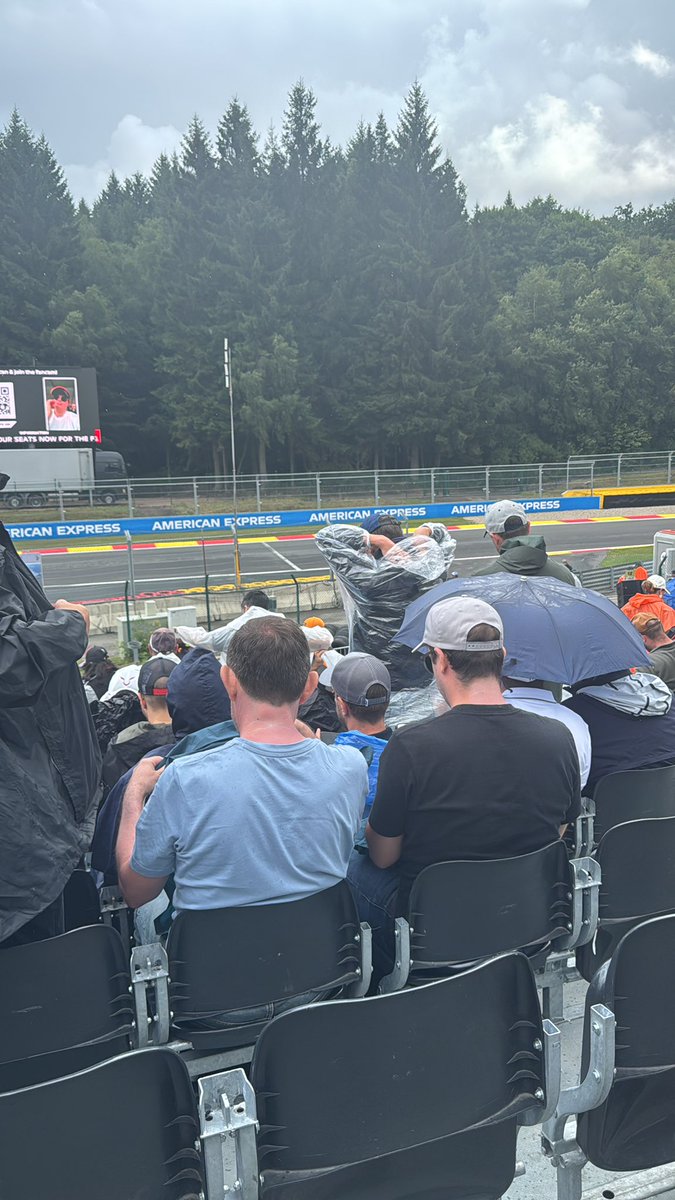 EO31_Fans's tweet image. La pluie commence à tomber après le double gauche 😬
#F1 #BelgiumGP 🇧🇪