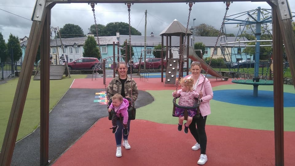 Tá an clár LEADER, a mhaoinítear tríd an gComhbheartas Talmhaíochta, bunaithe ar chur chuige áitiúil ‘ón mbun aníos’ agus aithníonn sé an éagsúlacht idir ceantair thuaithe agus an tábhacht a bhaineann le tionscadail a chur in oiriúint chun freastal ar riachtanais áitiúla.