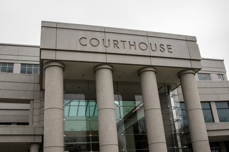 DavisVanguard's tweet image. Judge Clara M. Levers sets $25,000 bail for an unhoused man accused of felony vandalism and burglary, who has violated probation five times. The man is required to undergo a mental health assessment and has been allowed tablet time in jail for the process. 

#probationviolation,…