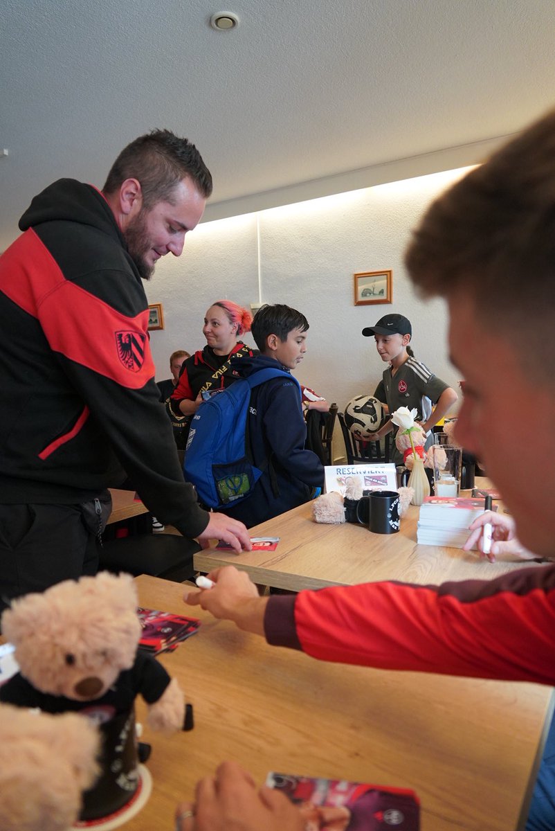 1_fc_nuernberg's tweet image. Wir sind bei den ersten Fanclubs angekommen! 👋
Immer wieder schön, wie ihr uns Willkommen heißt!
#fcn | #DerClubschwärmtaus
