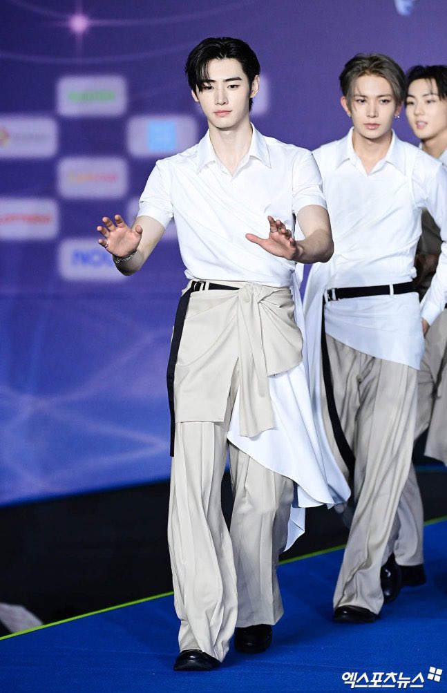 Hmzee1S's tweet image. (숭배자들을 알현하시는 중)