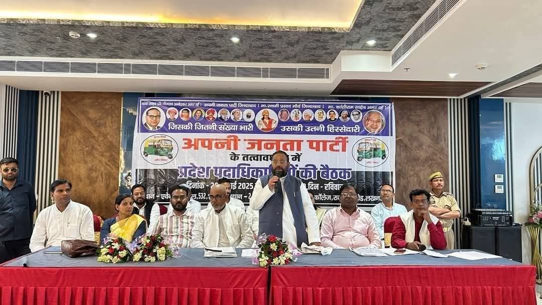 raviadi7793's tweet image. यह है स्वामी प्रसाद मौर्य बहुजन समाज पार्टी के कद्दावर नेता हुआ करते थे और बहन जी की सरकार में मंत्री हुआ करते थे,
फिर इनको शौक चढ़ा पार्टी छोड़ने का इन्होंने पार्टी छोड़कर कभी सपा कभी बीजेपी कभी अपनी पार्टी बनाई आज दूसरी पार्टी का मुख्यमंत्री बना रहे हैं, कभी कोई गठबंधन करते…