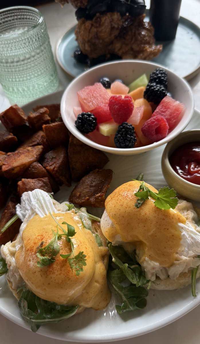 bunnyfishchris's tweet image. gm ☀️🌼🫖

It&apos;s a Benny kind of day 🥰🍳

Nourish to flourish 

(weekend alpha: hollandaise = liquid gold)