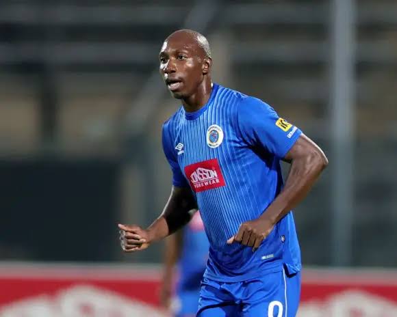 BabakaSphile's tweet image. The family business is a joke 🤡🤡. They signed Ighodaro, but he&apos;s still contracted with Sundowns, and they&apos;re reportedly waiting for Sundowns before announcing him.