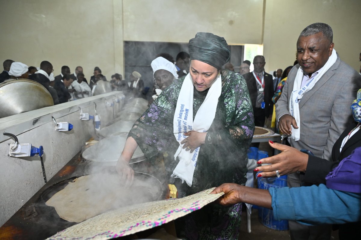 ECA_OFFICIAL's tweet image. Ahead of #UNFSS2025, USG @claverGatete joined DSG @AminaJMohammed for a visit to key food systems sites in Addis, including Lemi Kura Market, Dejazmach Wondirad School & Gulele Injera Bakery— noting the country’s shift from agricultural production to nutrition-driven innovation.