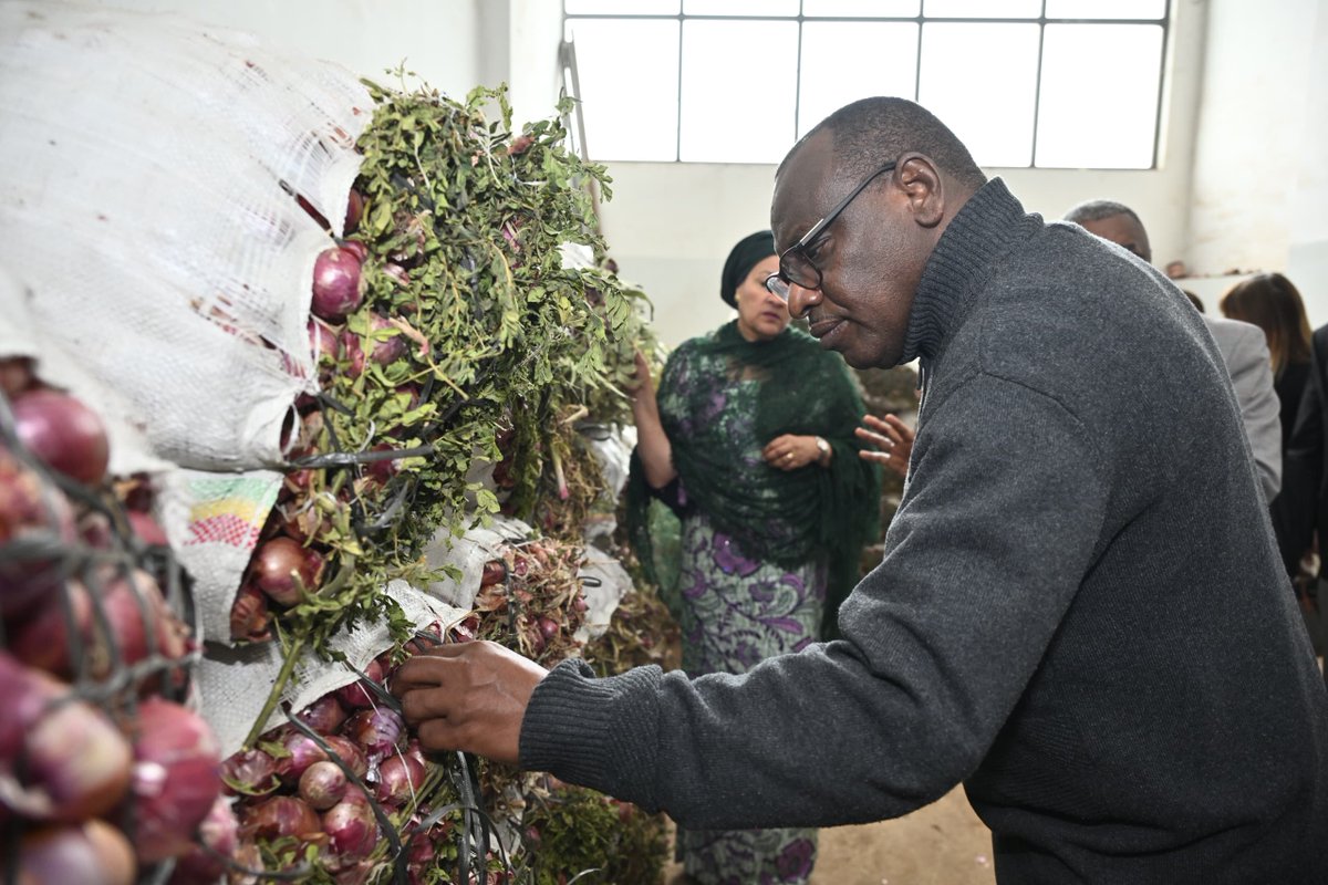 ECA_OFFICIAL's tweet image. Ahead of #UNFSS2025, USG @claverGatete joined DSG @AminaJMohammed for a visit to key food systems sites in Addis, including Lemi Kura Market, Dejazmach Wondirad School & Gulele Injera Bakery— noting the country’s shift from agricultural production to nutrition-driven innovation.