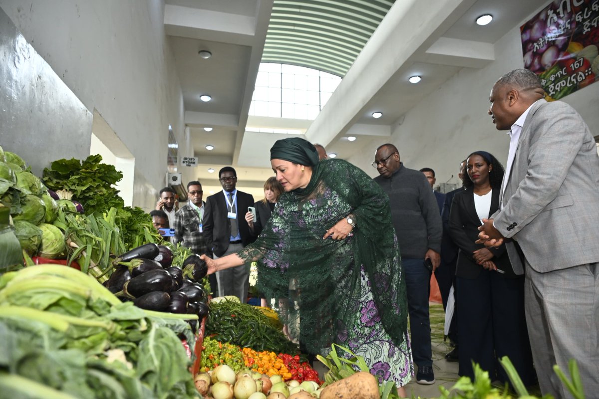 ECA_OFFICIAL's tweet image. Ahead of #UNFSS2025, USG @claverGatete joined DSG @AminaJMohammed for a visit to key food systems sites in Addis, including Lemi Kura Market, Dejazmach Wondirad School & Gulele Injera Bakery— noting the country’s shift from agricultural production to nutrition-driven innovation.