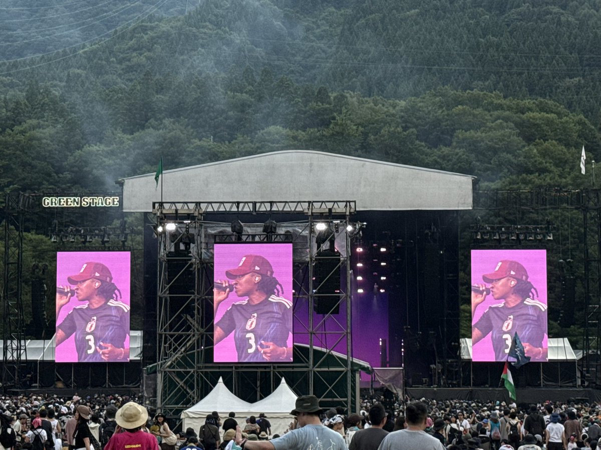 佐野さんの後はグリーンのLittle Simzを見ながらレッドに移動🚶クールだったな😎 #FUJIROCK2025