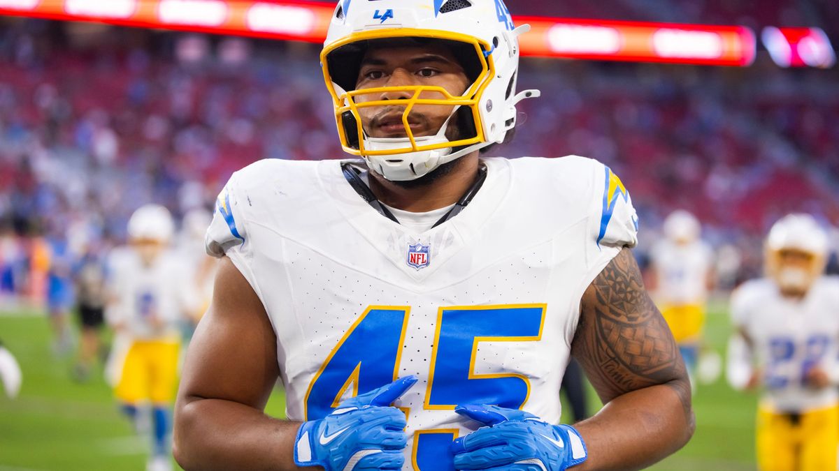 TrojansWire's tweet image. USC star Tuli Tuipulotu is due for a big year with Chargers trojanswire.usatoday.com/story/sports/c…