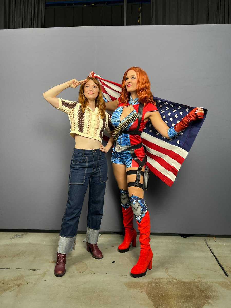 comconmanc's tweet image. Valorie Curry meets her match! A Firecracker face-off with this incredible cosplay tribute 🧨