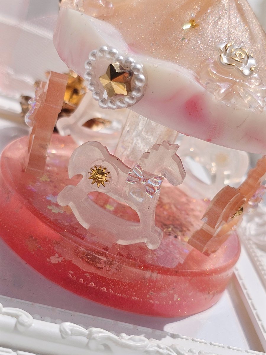 Asterlesin's tweet image. Offering to Lakshmi (3)
ของถวายแด่พระแม่ลักษมีชิ้นที่3ค่ะ ชิ้นนี้ได้โจทย์เป็นม้าหมุนชมพูพาสเทลแบบตะโก๋นล่ะค่ะ เป็นงานชิ้นแรกเลยที่มีหลากหลายชิ้นงานที่ต้องประกอบเย้อมาก 🙆♀️✨️