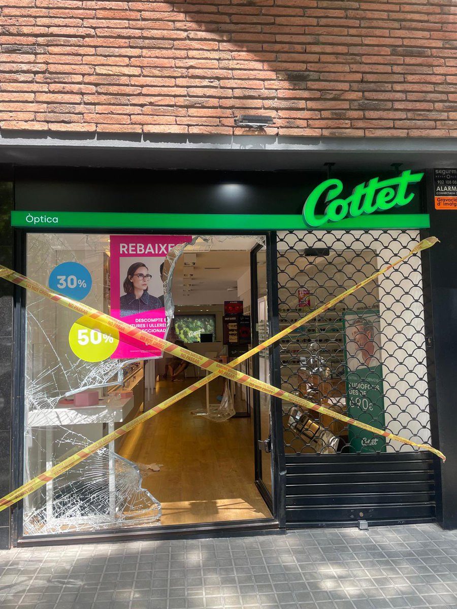 danielsirera's tweet image. Barcelona se ha convertido en la capital española del delincuente. Un parque temático del crimen donde quien roba tiene más derechos que quien cumple la ley. Hoy, un alunizaje ha destrozado la tienda de @Cottet1902 en Pérez Cabrero. Collboni debe tomarse la seguridad en serio.