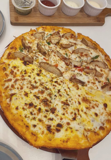 저녁은 피자 
포테이토반 치즈반, 늘 먹는 메뉴🍕맛저!