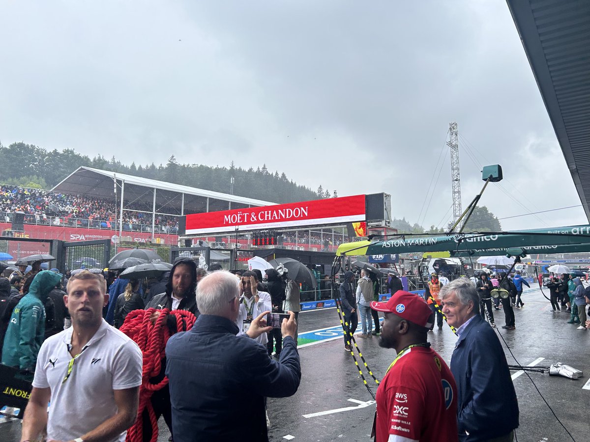 Half an hour before lights out in the #BelgianGP. At least that is how it is scheduled