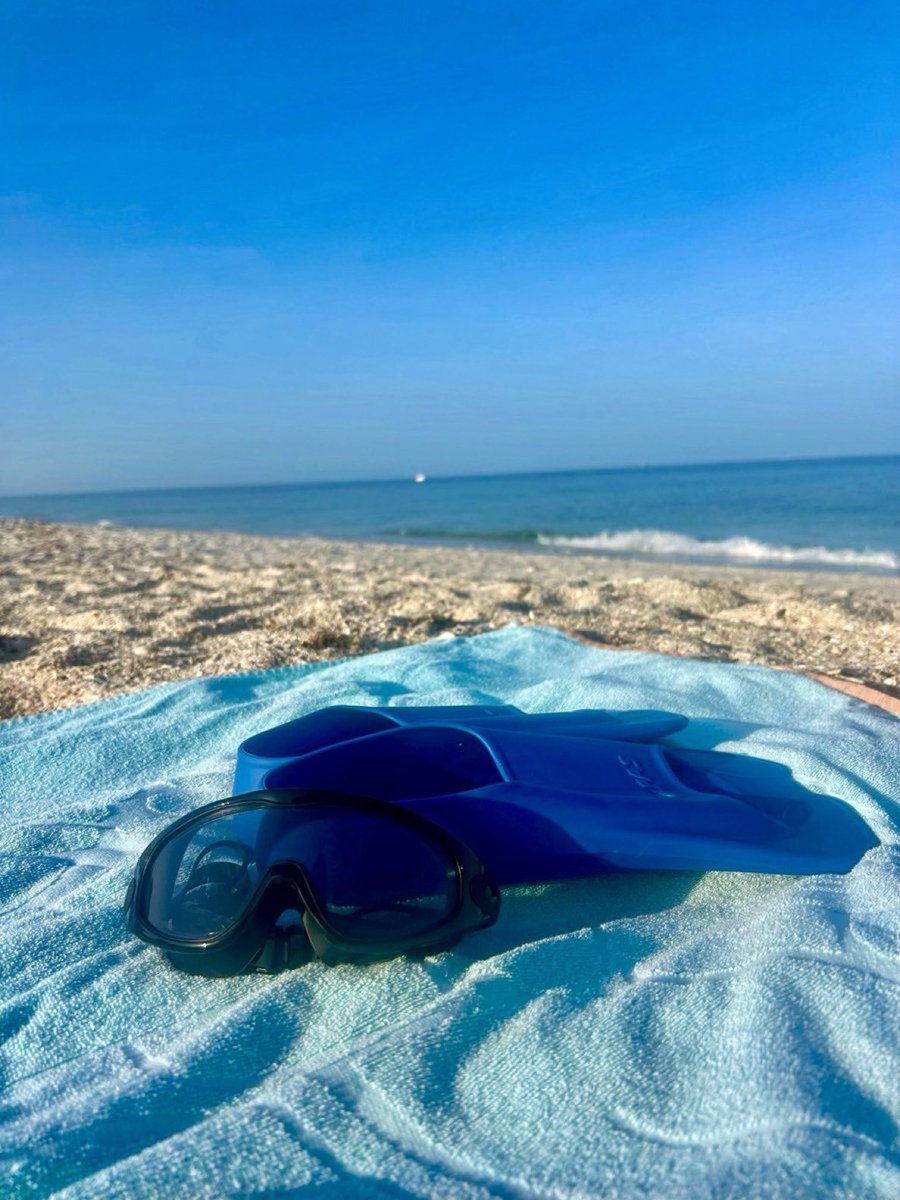 Happy Sunday from my side of the world to yours. It is a lovely morning for a swim. Have a wonderful day. ☀️🏖️🏊‍♂️👋