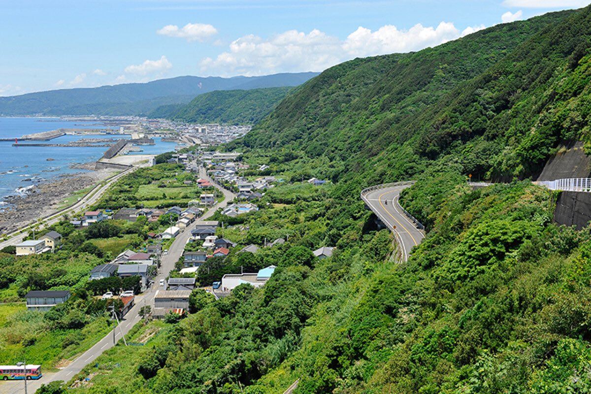 PutiMotor's tweet image. 高知県「室戸スカイライン」🏍️
室戸岬を駆け抜ける、ダイナミックなヘアピンと太平洋の絶景が楽しめる、海沿いルート🌊
岬の幅が狭いため、西側だけでなく東側の海がちらりと見えることもあり、どこか不思議な感覚。
距離は短いが、走る価値は大いにある。
bikejin.jp/bikejin/5241/