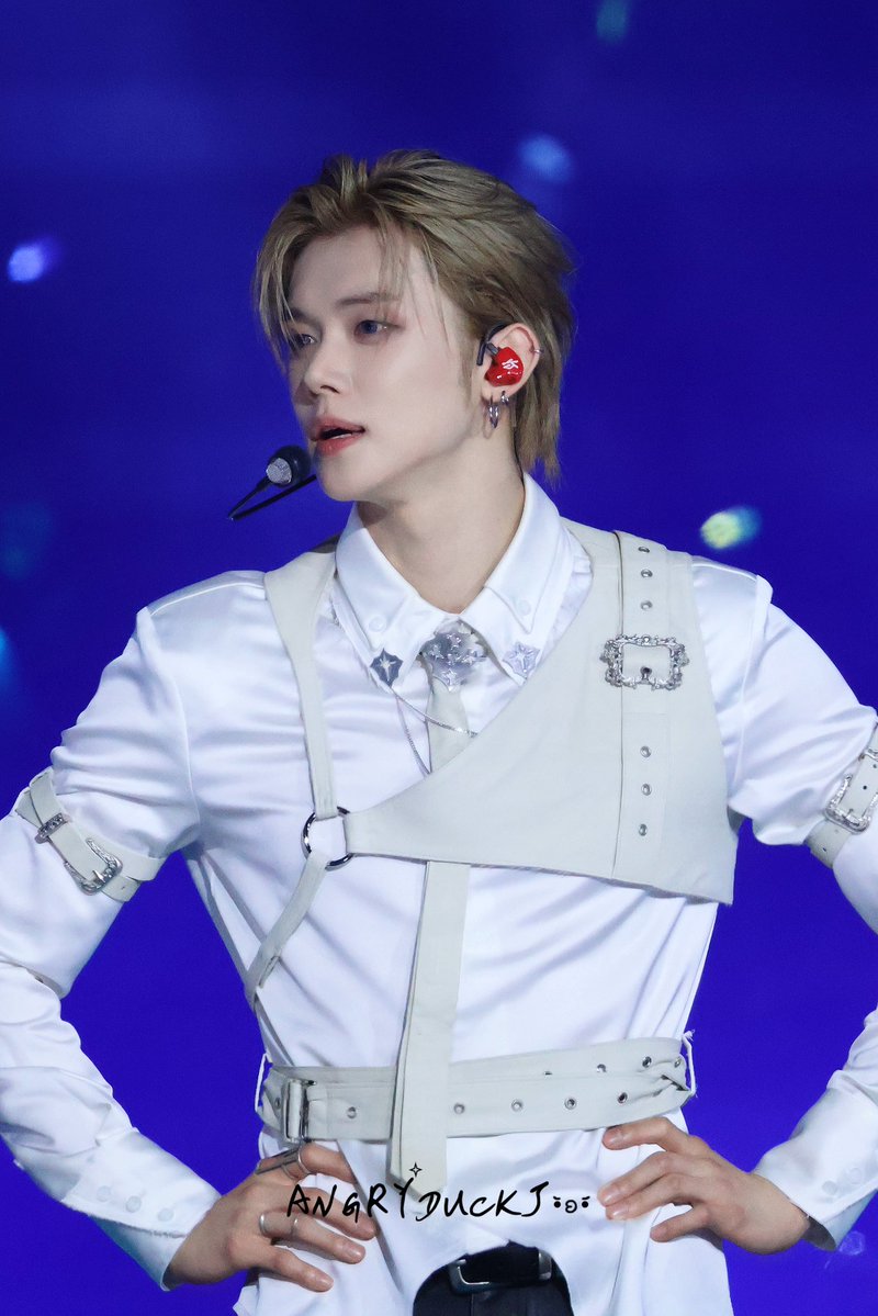 hourlyjunie's tweet image. the handsomest prince charming