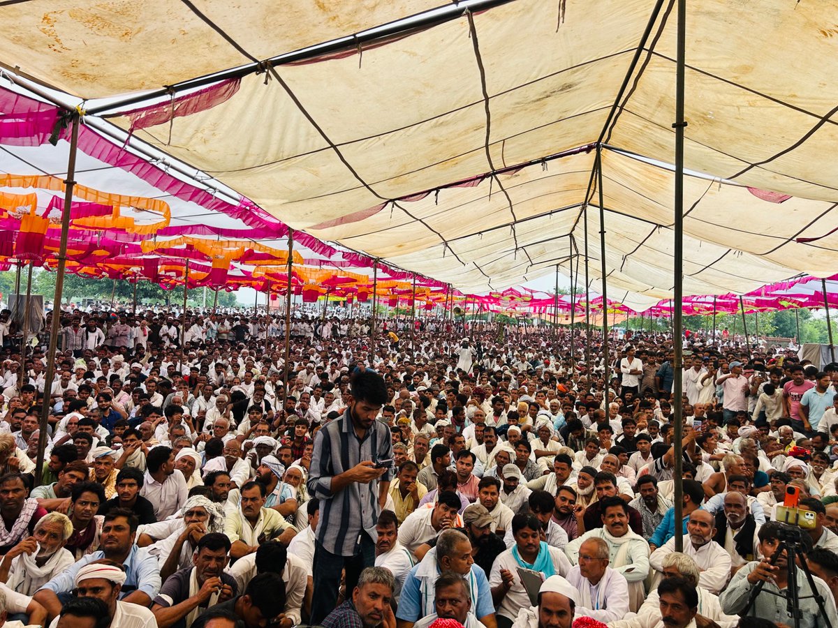 Arjun_Mehar's tweet image. आज देवनारायण भगवान के पवित्र प्रांगण में डूंगरी बांध के विरोध में जनसैलाब उमड़ पड़ा.! हजारों की संख्या में ग्रामीण, महिलाएं, बुज़ुर्ग और युवा एकजुट होकर अपने जल, जंगल, ज़मीन, स्वाभिमान, अधिकार और विरासत के लिए खड़े हुए.! यह केवल एक विरोध नहीं, बल्कि अपने हक़ और अस्तित्व की लड़ाई…