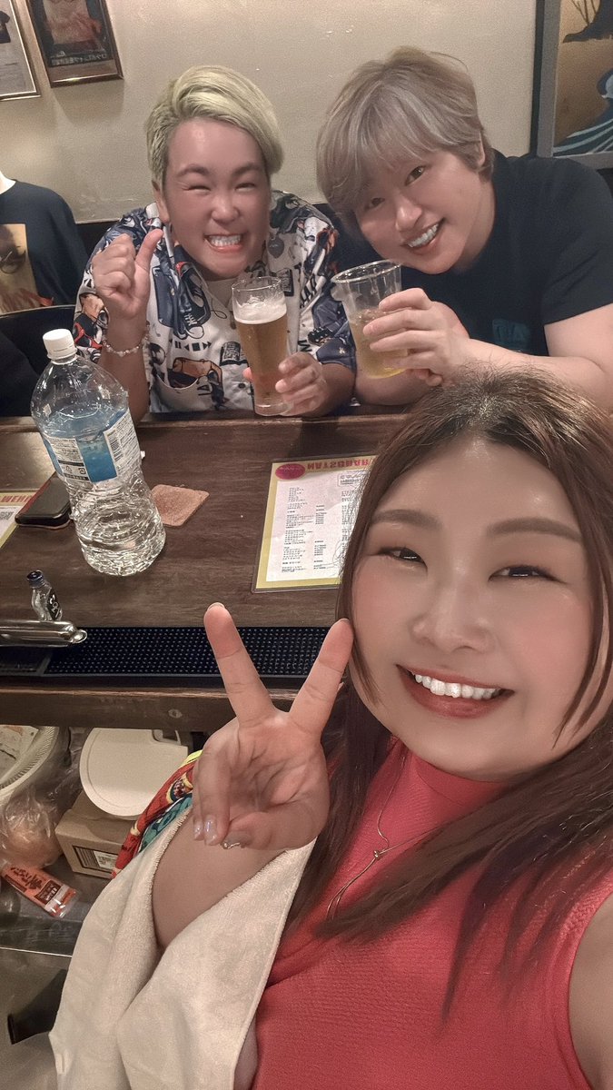 yuu_tjp's tweet image. 満卓満卓満卓!!!
元気さんと水波さんまで😭😭😭✨
ありがとうございます!
立ち飲みも盛り上がる〜🍺🍺🍺
#ナツバー に集合だよ〜!!!!!