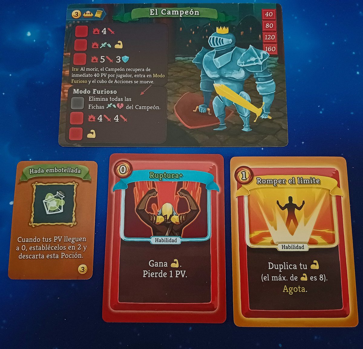 ¡Al fin conseguí llegar al Acto III con El Blindado!. Lo que me cuesta con éste 🥵. Hay que ir a potenciar daño como sea. Las 2 cartas de la imagen están siendo claves, sin darles tiempo a los enemigos a decir "¡mue...". De hecho he llegado al Jefe final, El Despertado 😱