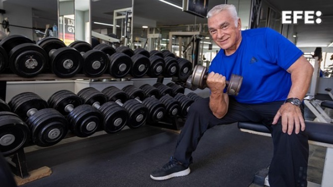 iusport's tweet image. Manolo Lucena, empezó a 'hacer pesas' hace 60 años y sigue dirigiendo el gimnasio ift.tt/jUERomd