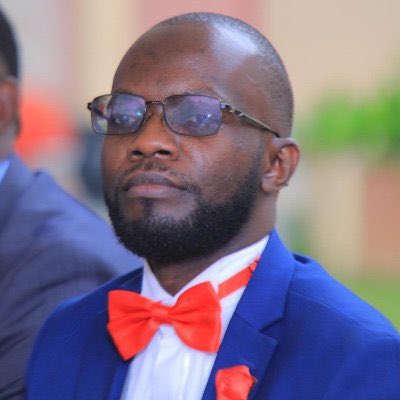 He once told me that he is in London. Later that evening, I met him around Wandegeya lights. He quickly pulled me aside and told me that my problem is that I think I’m in Wandegeya.

He warned me that if I bring my maalo in London, electric trains will knock me.

Papa Were 😅🙌🏽🙆🏼‍♂️