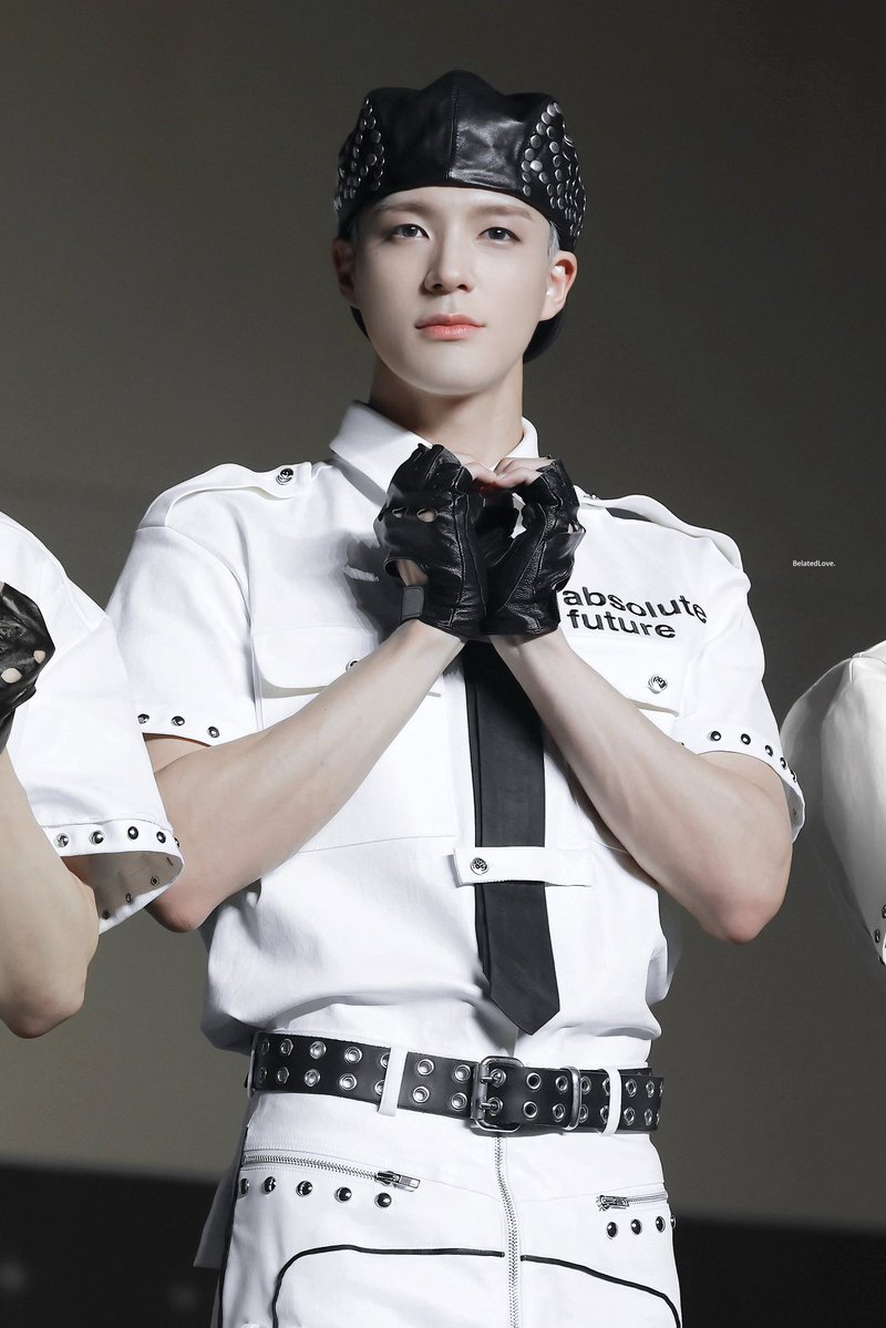 JEN0HOLIC's tweet image. i can't believe jeno's face is real.... genuinely how is it legal to be this attractive