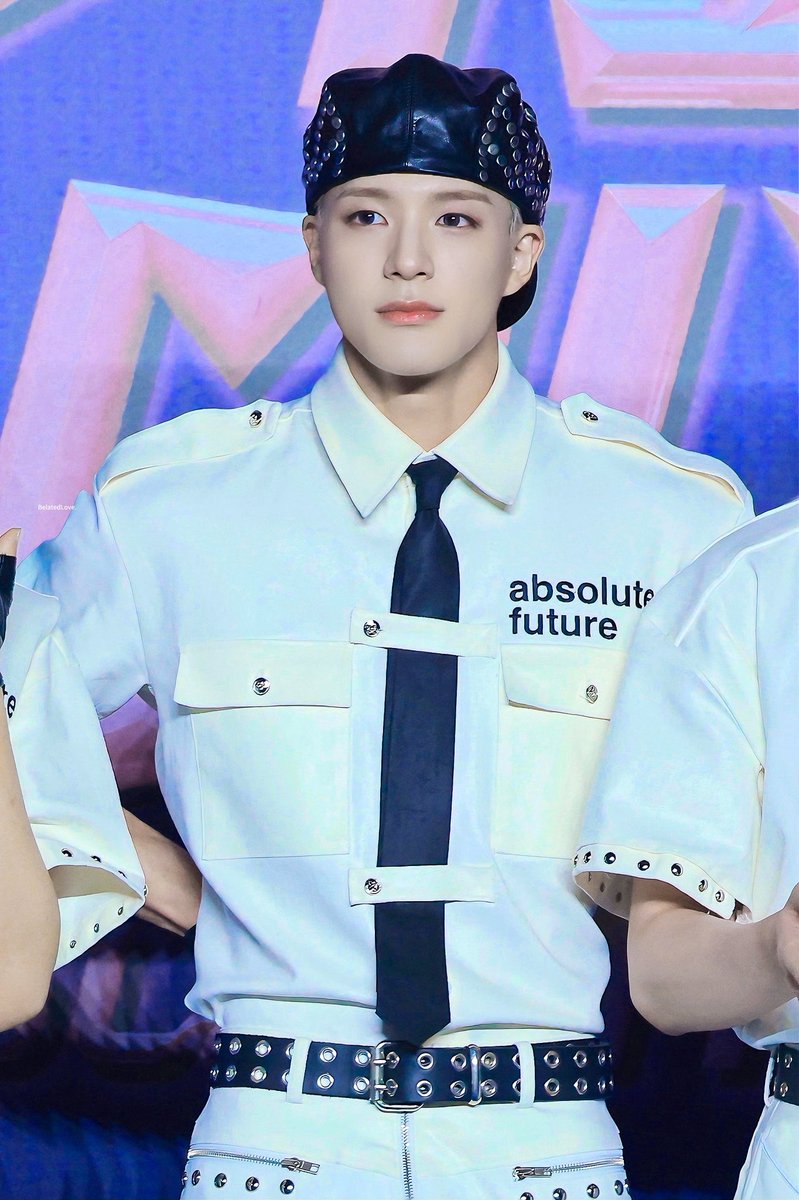 JEN0HOLIC's tweet image. i can't believe jeno's face is real.... genuinely how is it legal to be this attractive
