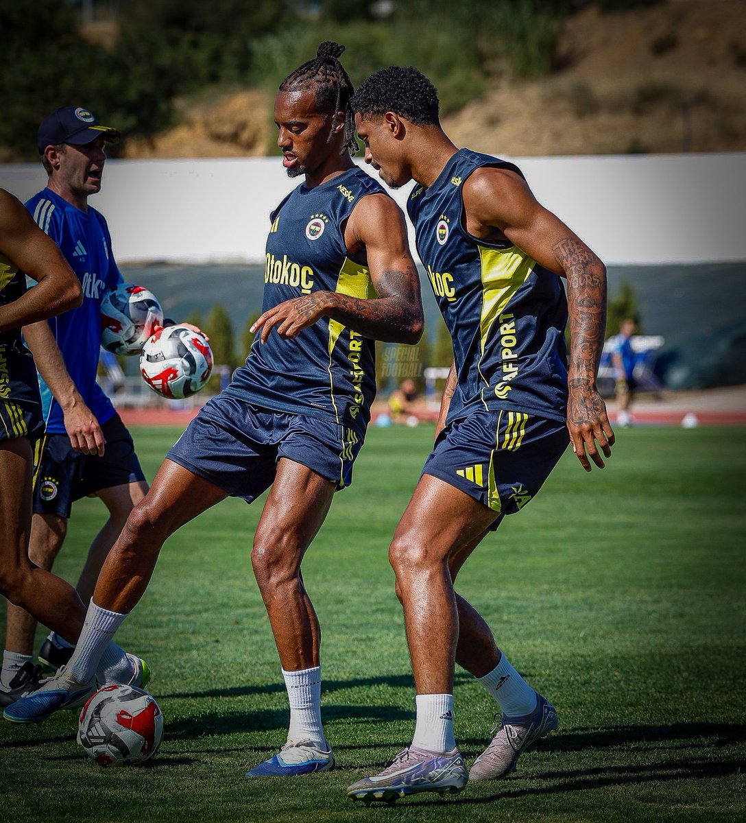 EKscouting's tweet image. Archie Brown (23)
Jayden Oosterwolde (24)
Fenerbahçe have a LB–LCB duo
that will make top European clubs jealous this season. 💥
• Young
• Athletic
• Fearless
• Left-footed chemistry 🔗
Brown = 1,90m
Oosterwolde = 1,89m
This pairing is special.
Keep an eye on them. 👀