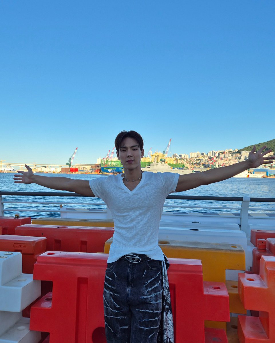 firstsnow_618's tweet image. 옷이.. 멀쩡 했었구나.. 잘 찢으라고 잘라놓은거였나 혹시..