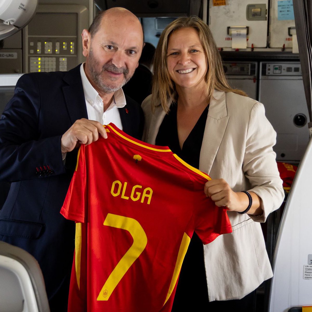 El Sevillista (@elsevillistacom) on Twitter photo 📰 El Sevilla Femenino estará representado en la final de la Eurocopa
#️⃣ #SevillaFC #TDSDeporte #WEURO2025 #SevillaFCFem #JugarLucharYGanar
✍🏼 <a href="/Pasion_SFC_/">Pasión Roja y Blanca ⚪🔴</a>
🔗 elsevillista.es/2025/07/el-sev… 📰 El Sevilla Femenino estará representado en la final de la Eurocopa
#️⃣ #SevillaFC #TDSDeporte #WEURO2025 #SevillaFCFem #JugarLucharYGanar
✍🏼 <a href="/Pasion_SFC_/">Pasión Roja y Blanca ⚪🔴</a>
🔗 elsevillista.es/2025/07/el-sev…