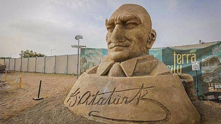 yeniden_cerrah's tweet photo. Türkiyədə 137 bin ədəd Atatürk heykəli var. 

Sizcə bu heykəllərin pulu ilə kaç ədəd yangın təyyarəsi alınabilirdi? https://t.co/yTy10OCz7O
