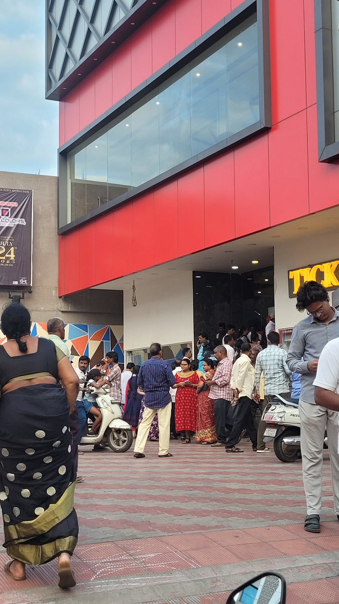 BezawadaPspkFC's tweet image. Families at Bezawada Jayaram Theater for First Show 🥰🤩

#BlockBusterHHVM 
#HariHaraVeeraMallu