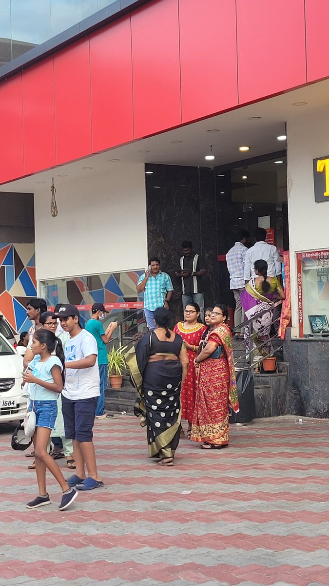 BezawadaPspkFC's tweet image. Families at Bezawada Jayaram Theater for First Show 🥰🤩

#BlockBusterHHVM 
#HariHaraVeeraMallu